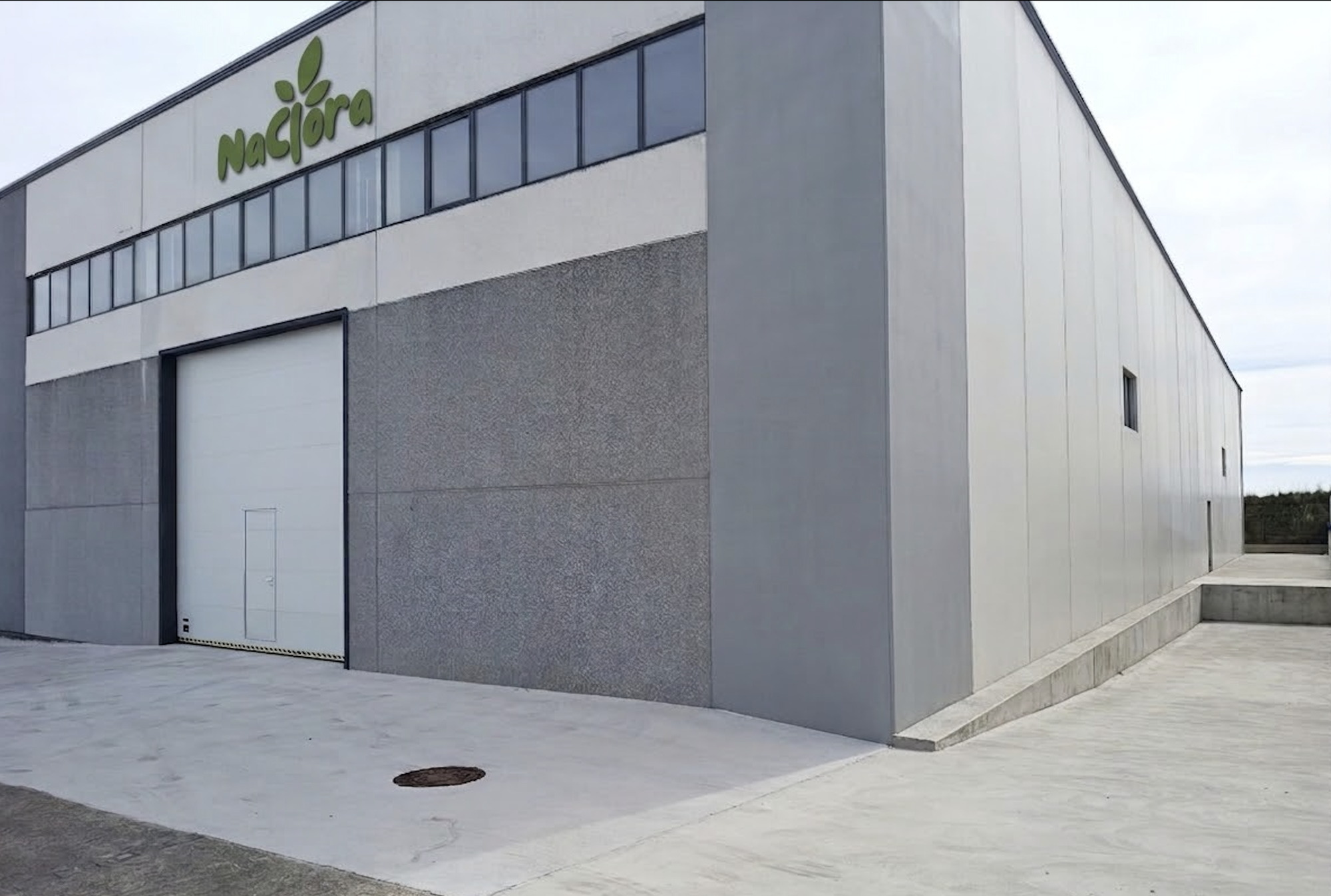 Sede e instalaciones industriales Naclora con el logo en la fachada